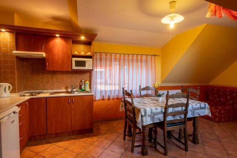 Rozmann Family Panzio & Apartmanhaz Sárvár Buitenkant foto