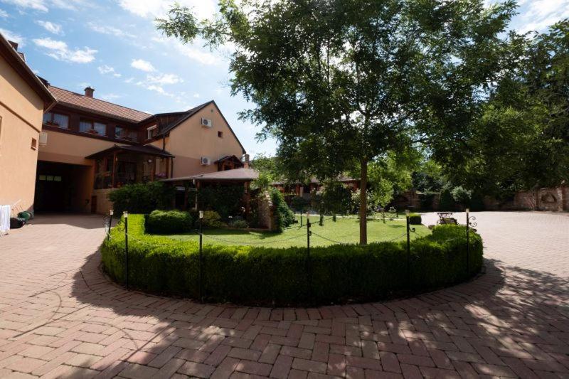 Rozmann Family Panzio & Apartmanhaz Sárvár Buitenkant foto